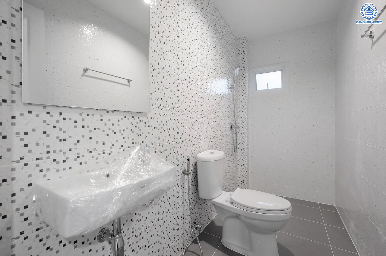 บ้านมือสองตกแต่งใหม่ โครงการ กฤษดานคร18 พุทธมณฑลสาย3 เนื้อที่ 74 ตร.ว. บนพื้นที่ใช้สอย 158.9 ตร.ม. อีกระดับของฟังก์ชัน 4 ห้องนอน 3 ห้องน้ำ จอดรถได้ 2 คัน พร้อม 1 ห้องอเนกประสงค์สุด Private ที่สามารถปรับการใช้งานได้หลากหลาย บนทำเลศักยภาพเชื่อมต่อหลายเส้นทาง ใกล้เซ็นทรัลปิ่นเกล้า ม.มหิดล และทางด่วน "ศรีรัช"